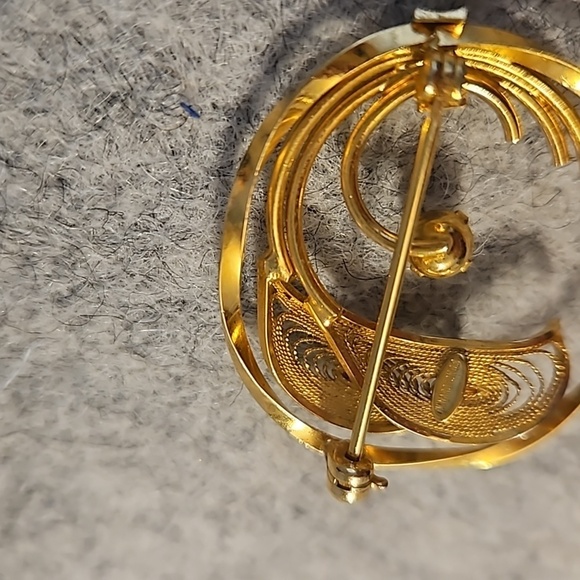 WINARD 12K GF Faux Pearl on Gold Filled 1 3/8"Dia. Brooch - Picture 6 of 6